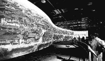 圖為人們在觀賞《南宋風情圖》。