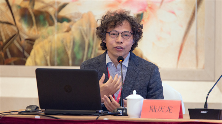 陸慶龍教授授課.jpg 陸慶龍教授授課.jpg