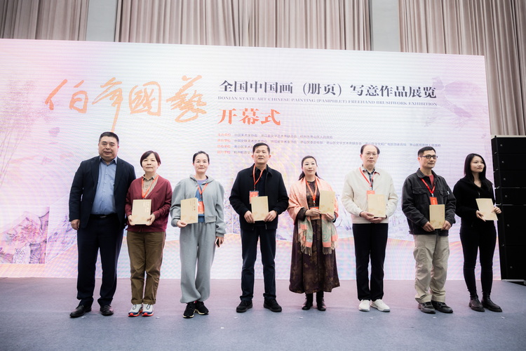 8.浙江省文聯二級巡視員、省美術家協會副主席駱獻躍為入展作品作者代表頒發證書.jpg 8.浙江省文聯二級巡視員、省美術家協會副主席駱獻躍為入展作品作者代表頒發證書.jpg