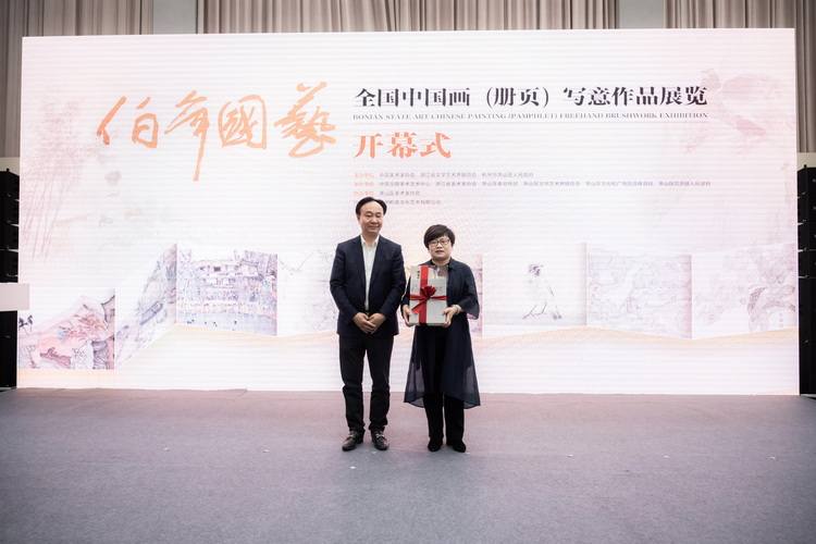 10.瓜瀝鎮人大主席鐘祥明為任伯年小學贈送“伯年國藝”歷屆畫冊.jpg 10.瓜瀝鎮人大主席鐘祥明為任伯年小學贈送“伯年國藝”歷屆畫冊.jpg