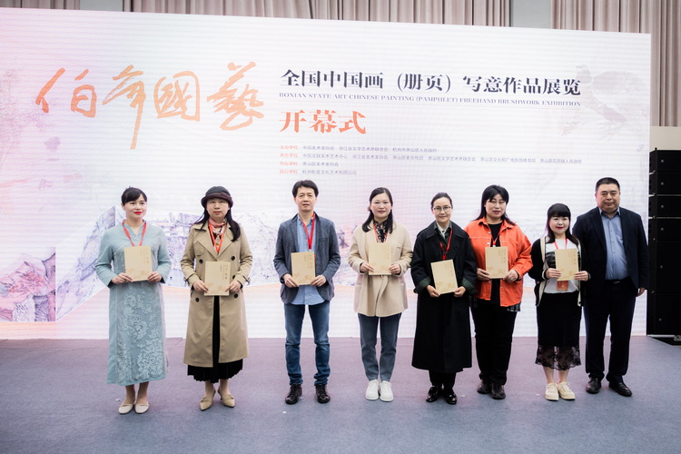 9.浙江省文聯二級巡視員、省美術家協會副主席駱獻躍為入展作品作者代表頒發證書.jpg 9.浙江省文聯二級巡視員、省美術家協會副主席駱獻躍為入展作品作者代表頒發證書.jpg