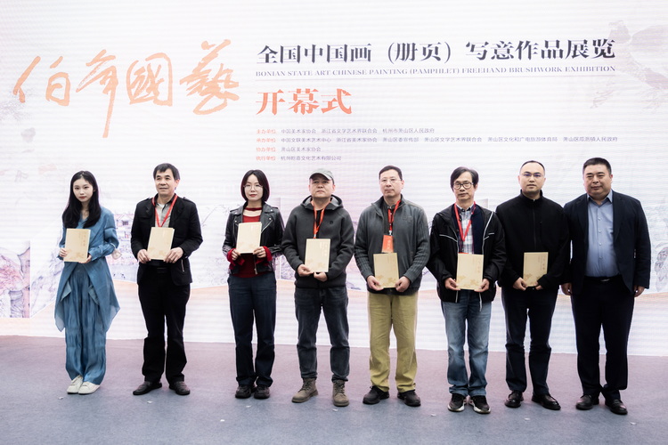 7.浙江省文聯二級巡視員、省美術家協會副主席駱獻躍為入展作品作者代表頒發證書.jpg 7.浙江省文聯二級巡視員、省美術家協會副主席駱獻躍為入展作品作者代表頒發證書.jpg