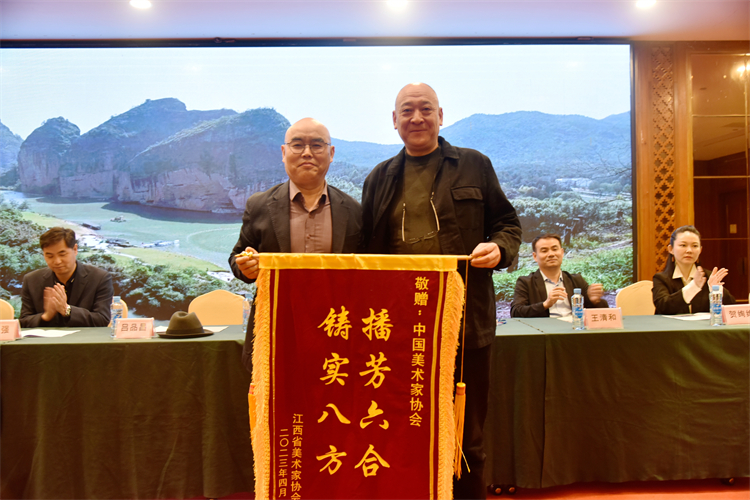 7 江西美協主席呂品昌向中國文聯美術藝術中心常務副主任李偉贈送錦旗.jpg 7 江西美協主席呂品昌向中國文聯美術藝術中心常務副主任李偉贈送錦旗.jpg