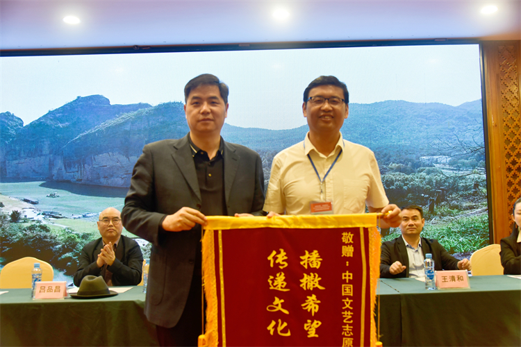 6 鷹潭文聯主席王軍向中國文藝志愿者協會代表蒲強贈送錦旗.jpg 6 鷹潭文聯主席王軍向中國文藝志愿者協會代表蒲強贈送錦旗.jpg